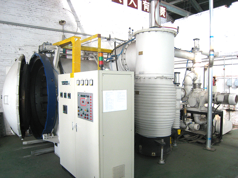 Vacuum heat treatment furnace